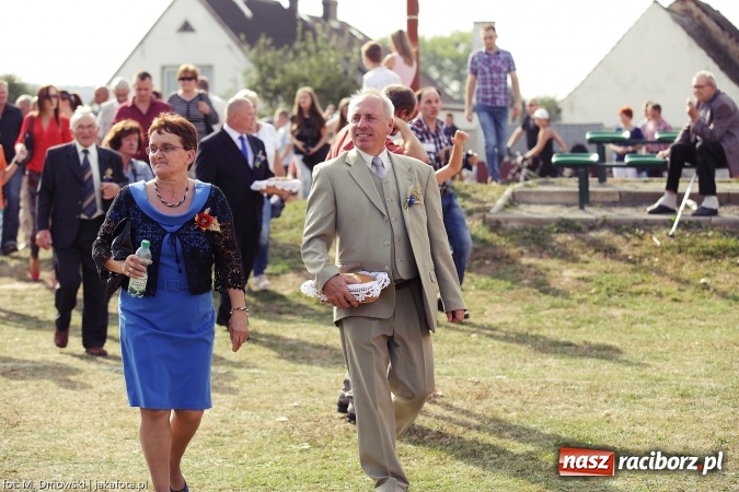 Zdjęcie w galerii na portalu naszraciborz.pl: Dożynki 2015 - W Owsiszczach z wielką pompą. Obszerna fotorelacja - korowód i występy wiadomości z regionu