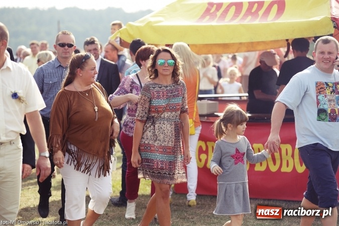 Zdjęcie w galerii na portalu naszraciborz.pl: Dożynki 2015 - W Owsiszczach z wielką pompą. Obszerna fotorelacja - korowód i występy wiadomości z regionu