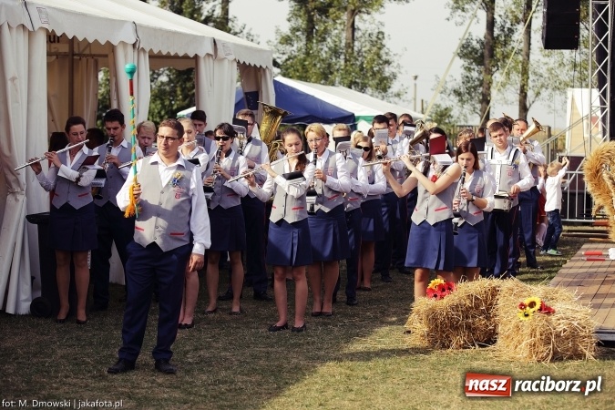 Zdjęcie w galerii na portalu naszraciborz.pl: Dożynki 2015 - W Owsiszczach z wielką pompą. Obszerna fotorelacja - korowód i występy wiadomości z regionu