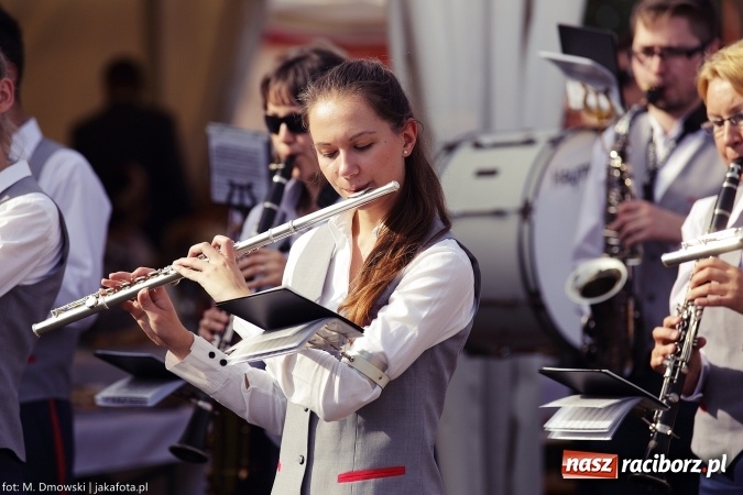 Zdjęcie w galerii na portalu naszraciborz.pl: Dożynki 2015 - W Owsiszczach z wielką pompą. Obszerna fotorelacja - korowód i występy wiadomości z regionu