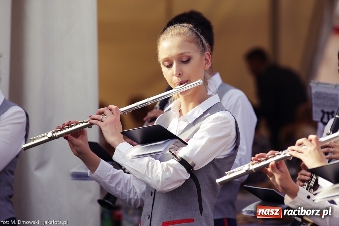 Zdjęcie w galerii na portalu naszraciborz.pl: Dożynki 2015 - W Owsiszczach z wielką pompą. Obszerna fotorelacja - korowód i występy wiadomości z regionu