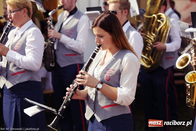Zdjęcie w galerii na portalu naszraciborz.pl: Dożynki 2015 - W Owsiszczach z wielką pompą. Obszerna fotorelacja - korowód i występy wiadomości z regionu