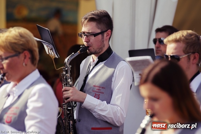 Zdjęcie w galerii na portalu naszraciborz.pl: Dożynki 2015 - W Owsiszczach z wielką pompą. Obszerna fotorelacja - korowód i występy wiadomości z regionu