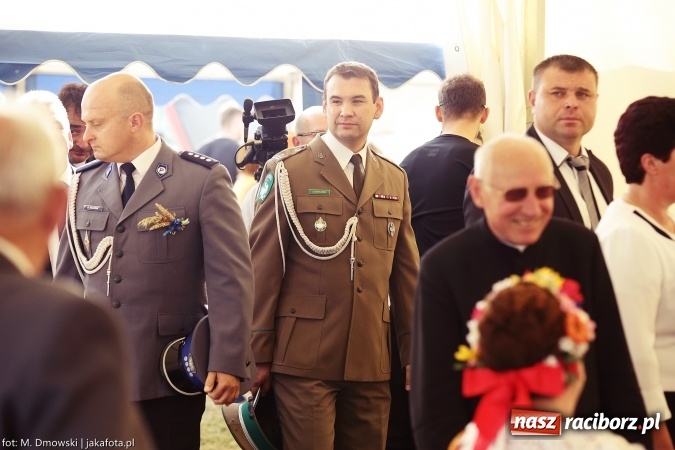 Zdjęcie w galerii na portalu naszraciborz.pl: Dożynki 2015 - W Owsiszczach z wielką pompą. Obszerna fotorelacja - korowód i występy wiadomości z regionu