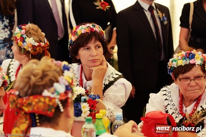 Zdjęcie w galerii na portalu naszraciborz.pl: Dożynki 2015 - W Owsiszczach z wielką pompą. Obszerna fotorelacja - korowód i występy wiadomości z regionu