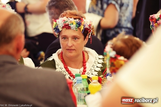 Zdjęcie w galerii na portalu naszraciborz.pl: Dożynki 2015 - W Owsiszczach z wielką pompą. Obszerna fotorelacja - korowód i występy wiadomości z regionu