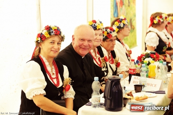 Zdjęcie w galerii na portalu naszraciborz.pl: Dożynki 2015 - W Owsiszczach z wielką pompą. Obszerna fotorelacja - korowód i występy wiadomości z regionu