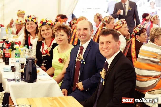 Zdjęcie w galerii na portalu naszraciborz.pl: Dożynki 2015 - W Owsiszczach z wielką pompą. Obszerna fotorelacja - korowód i występy wiadomości z regionu