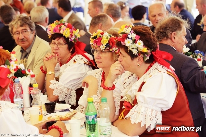 Zdjęcie w galerii na portalu naszraciborz.pl: Dożynki 2015 - W Owsiszczach z wielką pompą. Obszerna fotorelacja - korowód i występy wiadomości z regionu