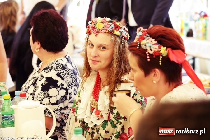 Zdjęcie w galerii na portalu naszraciborz.pl: Dożynki 2015 - W Owsiszczach z wielką pompą. Obszerna fotorelacja - korowód i występy wiadomości z regionu