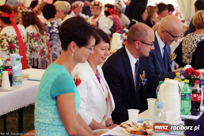 Zdjęcie w galerii na portalu naszraciborz.pl: Dożynki 2015 - W Owsiszczach z wielką pompą. Obszerna fotorelacja - korowód i występy wiadomości z regionu