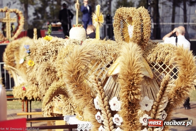 Zdjęcie w galerii na portalu naszraciborz.pl: Dożynki 2015 - W Owsiszczach z wielką pompą. Obszerna fotorelacja - korowód i występy wiadomości z regionu