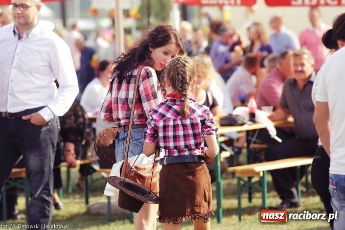 Zdjęcie w galerii na portalu naszraciborz.pl: Dożynki 2015 - W Owsiszczach z wielką pompą. Obszerna fotorelacja - korowód i występy wiadomości z regionu