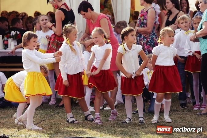 Zdjęcie w galerii na portalu naszraciborz.pl: Dożynki 2015 - W Owsiszczach z wielką pompą. Obszerna fotorelacja - korowód i występy wiadomości z regionu
