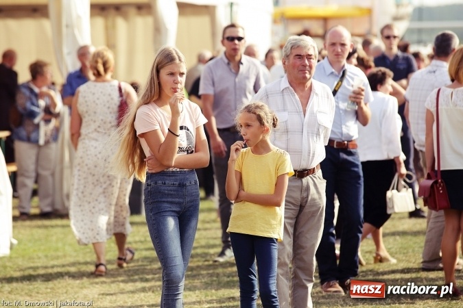 Zdjęcie w galerii na portalu naszraciborz.pl: Dożynki 2015 - W Owsiszczach z wielką pompą. Obszerna fotorelacja - korowód i występy wiadomości z regionu