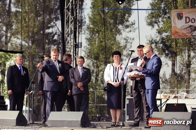 Zdjęcie w galerii na portalu naszraciborz.pl: Dożynki 2015 - W Owsiszczach z wielką pompą. Obszerna fotorelacja - korowód i występy wiadomości z regionu