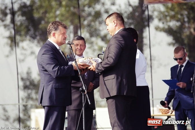 Zdjęcie w galerii na portalu naszraciborz.pl: Dożynki 2015 - W Owsiszczach z wielką pompą. Obszerna fotorelacja - korowód i występy wiadomości z regionu