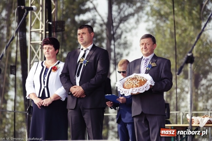 Zdjęcie w galerii na portalu naszraciborz.pl: Dożynki 2015 - W Owsiszczach z wielką pompą. Obszerna fotorelacja - korowód i występy wiadomości z regionu