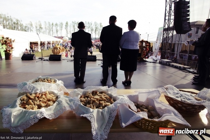 Zdjęcie w galerii na portalu naszraciborz.pl: Dożynki 2015 - W Owsiszczach z wielką pompą. Obszerna fotorelacja - korowód i występy wiadomości z regionu