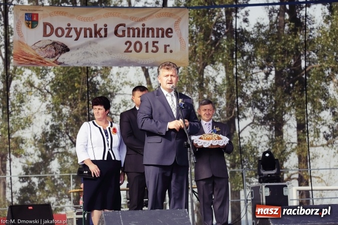 Zdjęcie w galerii na portalu naszraciborz.pl: Dożynki 2015 - W Owsiszczach z wielką pompą. Obszerna fotorelacja - korowód i występy wiadomości z regionu