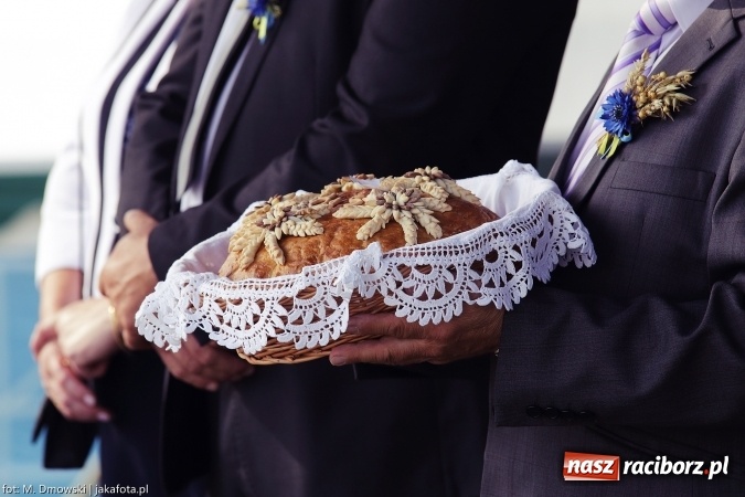 Zdjęcie w galerii na portalu naszraciborz.pl: Dożynki 2015 - W Owsiszczach z wielką pompą. Obszerna fotorelacja - korowód i występy wiadomości z regionu