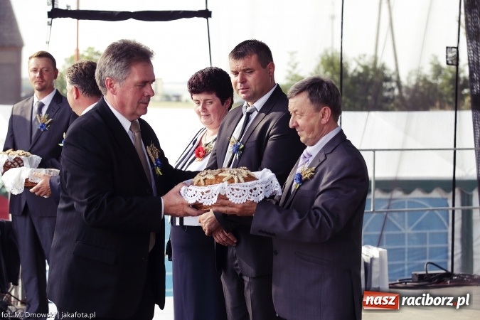 Zdjęcie w galerii na portalu naszraciborz.pl: Dożynki 2015 - W Owsiszczach z wielką pompą. Obszerna fotorelacja - korowód i występy wiadomości z regionu