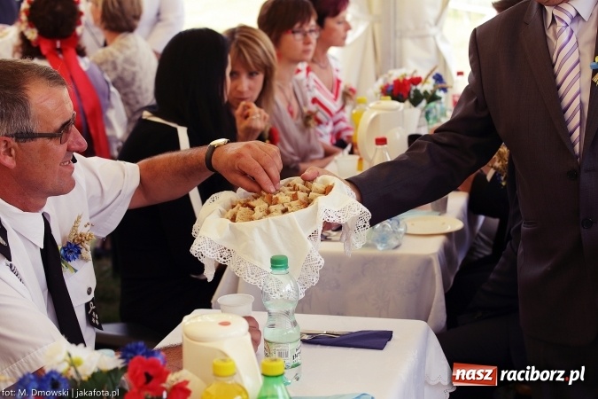 Zdjęcie w galerii na portalu naszraciborz.pl: Dożynki 2015 - W Owsiszczach z wielką pompą. Obszerna fotorelacja - korowód i występy wiadomości z regionu