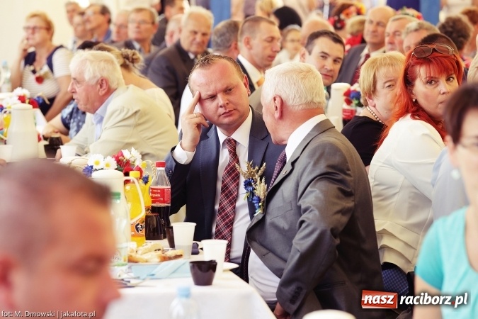 Zdjęcie w galerii na portalu naszraciborz.pl: Dożynki 2015 - W Owsiszczach z wielką pompą. Obszerna fotorelacja - korowód i występy wiadomości z regionu