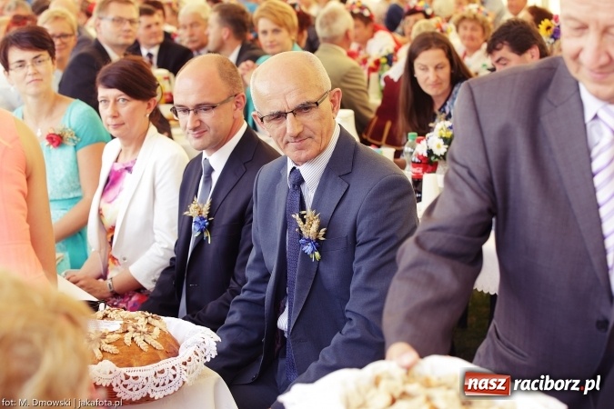 Zdjęcie w galerii na portalu naszraciborz.pl: Dożynki 2015 - W Owsiszczach z wielką pompą. Obszerna fotorelacja - korowód i występy wiadomości z regionu