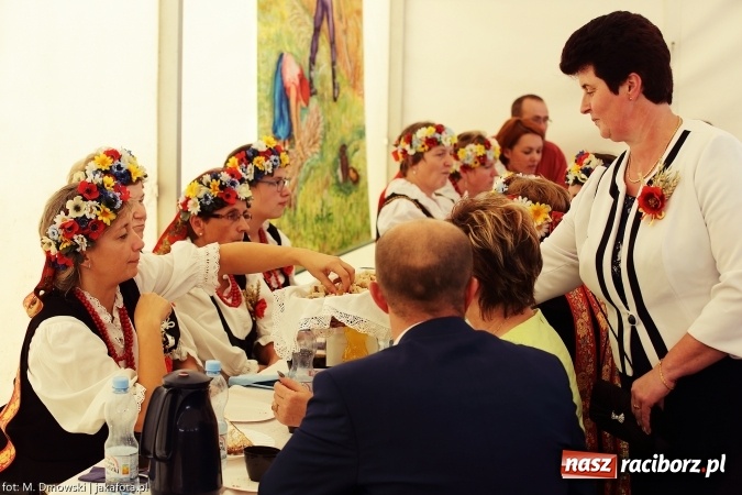 Zdjęcie w galerii na portalu naszraciborz.pl: Dożynki 2015 - W Owsiszczach z wielką pompą. Obszerna fotorelacja - korowód i występy wiadomości z regionu