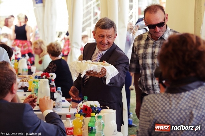 Zdjęcie w galerii na portalu naszraciborz.pl: Dożynki 2015 - W Owsiszczach z wielką pompą. Obszerna fotorelacja - korowód i występy wiadomości z regionu