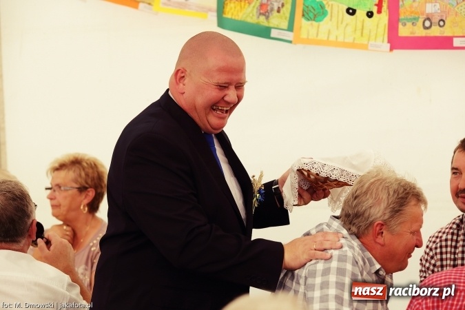 Zdjęcie w galerii na portalu naszraciborz.pl: Dożynki 2015 - W Owsiszczach z wielką pompą. Obszerna fotorelacja - korowód i występy wiadomości z regionu