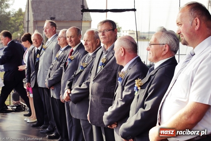 Zdjęcie w galerii na portalu naszraciborz.pl: Dożynki 2015 - W Owsiszczach z wielką pompą. Obszerna fotorelacja - korowód i występy wiadomości z regionu