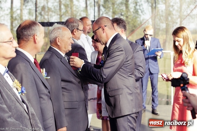 Zdjęcie w galerii na portalu naszraciborz.pl: Dożynki 2015 - W Owsiszczach z wielką pompą. Obszerna fotorelacja - korowód i występy wiadomości z regionu