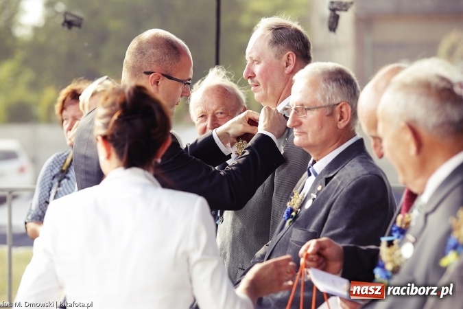 Zdjęcie w galerii na portalu naszraciborz.pl: Dożynki 2015 - W Owsiszczach z wielką pompą. Obszerna fotorelacja - korowód i występy wiadomości z regionu