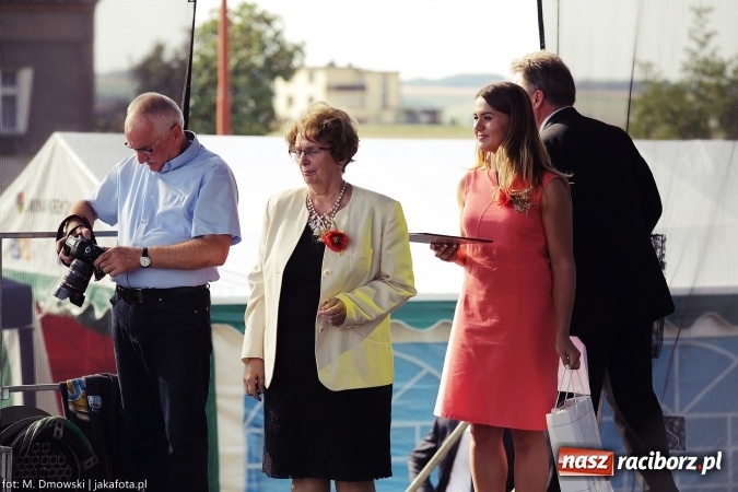 Zdjęcie w galerii na portalu naszraciborz.pl: Dożynki 2015 - W Owsiszczach z wielką pompą. Obszerna fotorelacja - korowód i występy wiadomości z regionu