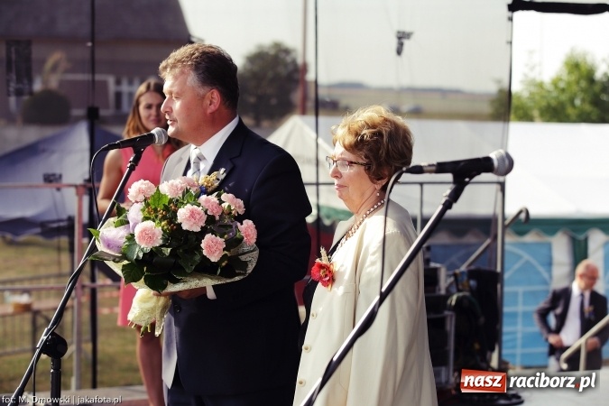 Zdjęcie w galerii na portalu naszraciborz.pl: Dożynki 2015 - W Owsiszczach z wielką pompą. Obszerna fotorelacja - korowód i występy wiadomości z regionu