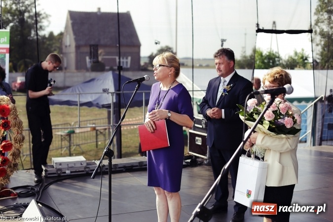 Zdjęcie w galerii na portalu naszraciborz.pl: Dożynki 2015 - W Owsiszczach z wielką pompą. Obszerna fotorelacja - korowód i występy wiadomości z regionu