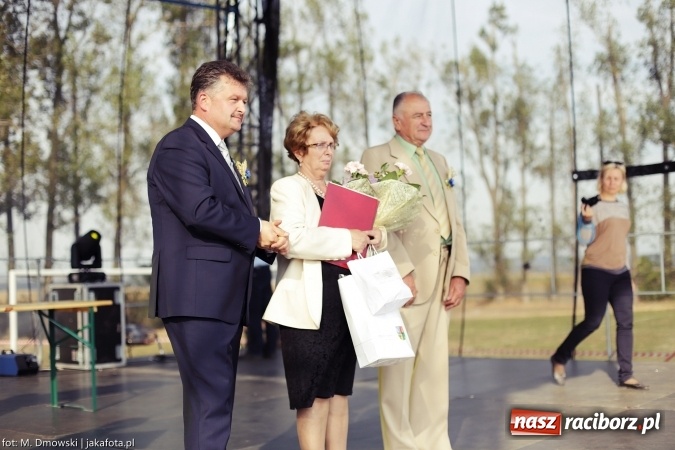 Zdjęcie w galerii na portalu naszraciborz.pl: Dożynki 2015 - W Owsiszczach z wielką pompą. Obszerna fotorelacja - korowód i występy wiadomości z regionu