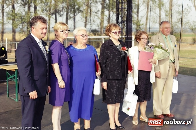 Zdjęcie w galerii na portalu naszraciborz.pl: Dożynki 2015 - W Owsiszczach z wielką pompą. Obszerna fotorelacja - korowód i występy wiadomości z regionu