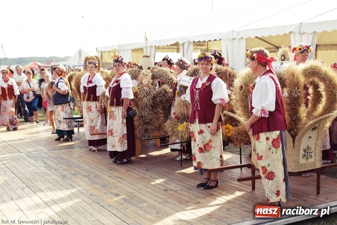 Zdjęcie w galerii na portalu naszraciborz.pl: Dożynki 2015 - W Owsiszczach z wielką pompą. Obszerna fotorelacja - korowód i występy wiadomości z regionu