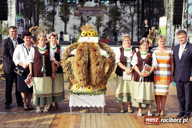Zdjęcie w galerii na portalu naszraciborz.pl: Dożynki 2015 - W Owsiszczach z wielką pompą. Obszerna fotorelacja - korowód i występy wiadomości z regionu