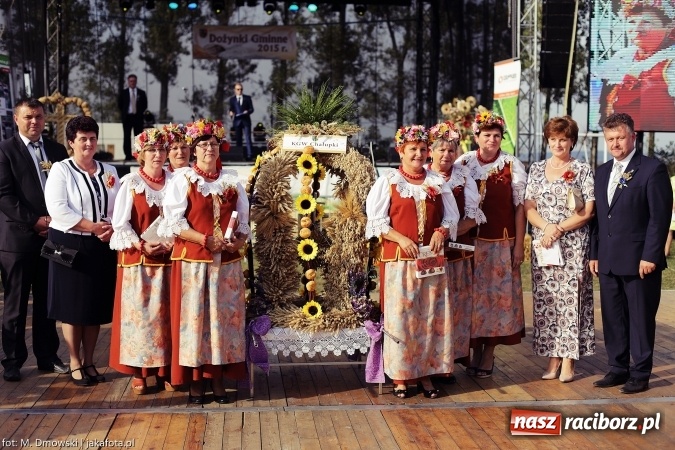 Zdjęcie w galerii na portalu naszraciborz.pl: Dożynki 2015 - W Owsiszczach z wielką pompą. Obszerna fotorelacja - korowód i występy wiadomości z regionu