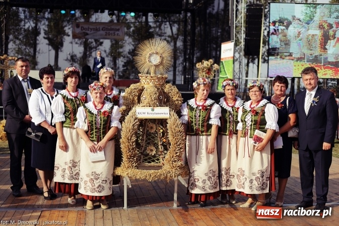 Zdjęcie w galerii na portalu naszraciborz.pl: Dożynki 2015 - W Owsiszczach z wielką pompą. Obszerna fotorelacja - korowód i występy wiadomości z regionu