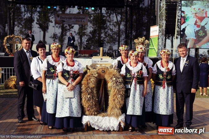 Zdjęcie w galerii na portalu naszraciborz.pl: Dożynki 2015 - W Owsiszczach z wielką pompą. Obszerna fotorelacja - korowód i występy wiadomości z regionu
