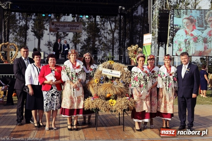 Zdjęcie w galerii na portalu naszraciborz.pl: Dożynki 2015 - W Owsiszczach z wielką pompą. Obszerna fotorelacja - korowód i występy wiadomości z regionu
