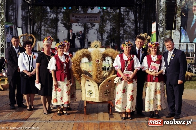 Zdjęcie w galerii na portalu naszraciborz.pl: Dożynki 2015 - W Owsiszczach z wielką pompą. Obszerna fotorelacja - korowód i występy wiadomości z regionu