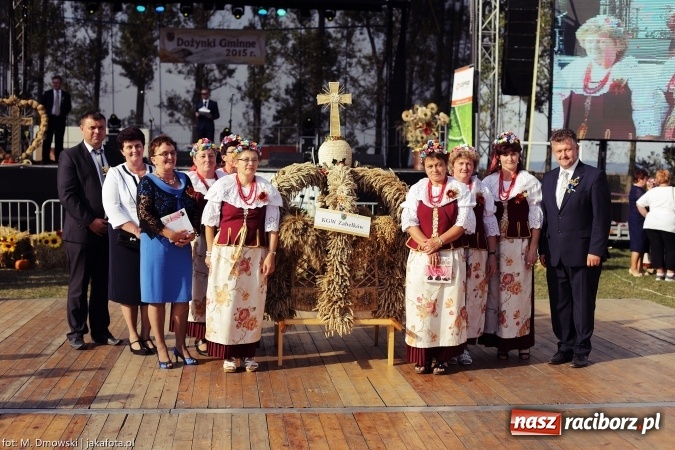 Zdjęcie w galerii na portalu naszraciborz.pl: Dożynki 2015 - W Owsiszczach z wielką pompą. Obszerna fotorelacja - korowód i występy wiadomości z regionu