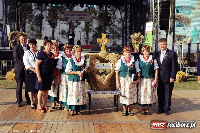 Zdjęcie w galerii na portalu naszraciborz.pl: Dożynki 2015 - W Owsiszczach z wielką pompą. Obszerna fotorelacja - korowód i występy wiadomości z regionu
