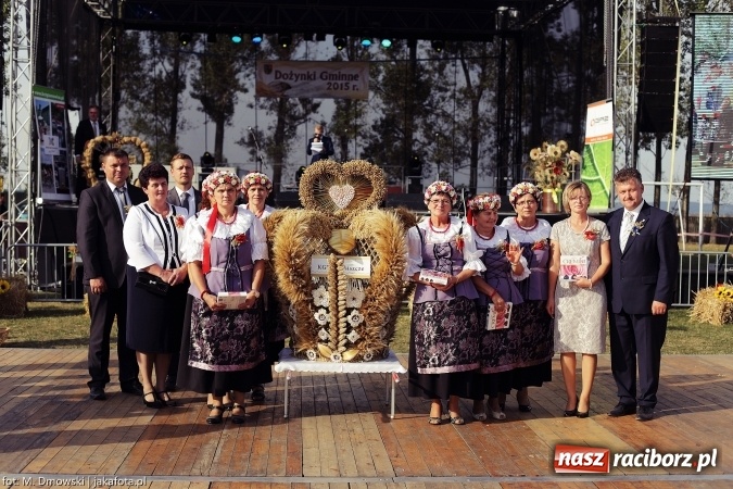 Zdjęcie w galerii na portalu naszraciborz.pl: Dożynki 2015 - W Owsiszczach z wielką pompą. Obszerna fotorelacja - korowód i występy wiadomości z regionu